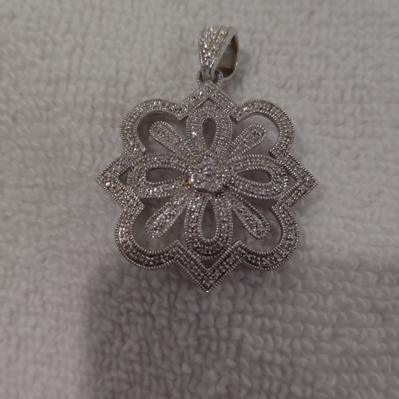 Elegant Silver Pendant - Picture 1 of 4